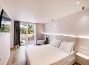 Suite with Mountain View room in Eva Beach Studios