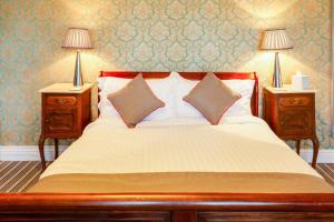 Deluxe Double Room room in OYO Lamphey Hall Hotel