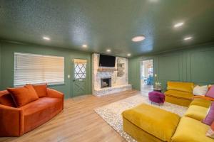Luxury 4BR OKC Retreat w Hot Tub & Pool Table