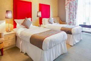 Standard Twin Room room in OYO Lamphey Hall Hotel