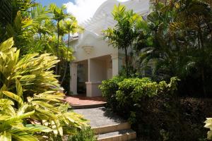 Refreshing 2bed Townhome walking distance to beach