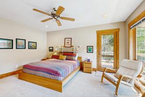 5 Bed 4 Bath Vacation home in Tuckasegee