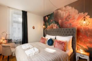 Decadent Art Deco Balcony Apartment in Old Town