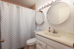 Cozy Home Near Airport,fast EV Charger & Theater