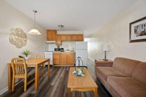 Deluxe Queen Suite room in Affordable Suites Graham