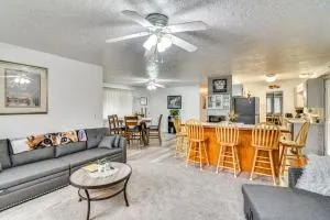 Walk to Park and Cowlitz River Home with Large Yard! - 长景市