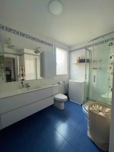 Moderno piso con vistas al mar