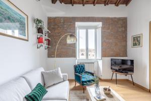 Hostly-Light and Wood Rome Midtown-Near Trevi