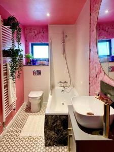 Private Bedroom & Bathroom with Amazing View in Quirky Townhouse