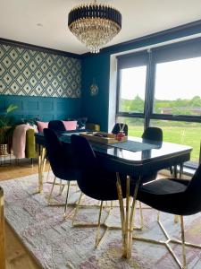 Private Bedroom & Bathroom with Amazing View in Quirky Townhouse