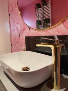 Private Bedroom & Bathroom with Amazing View in Quirky Townhouse