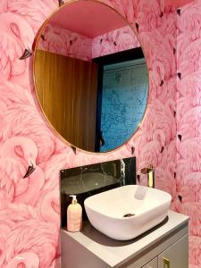 Private Bedroom & Bathroom with Amazing View in Quirky Townhouse