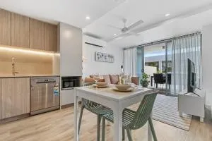 Lowanna Livin, footsteps to Surf, Shop and Dine on the Sunshine Coast - Mooloolaba