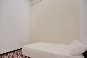 SPOT ON 92845 Josua Passing Stay - Tanjunguma