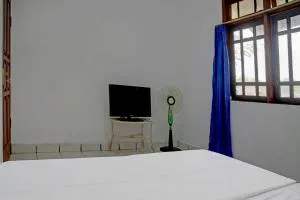 SPOT ON 92856 Home Stay Syariah Aom Kusman - Cikakak