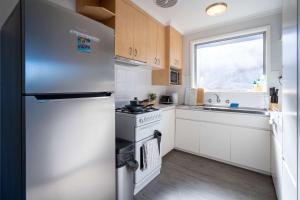 Sunny 2BR Home in Highton Easy Geelong Access