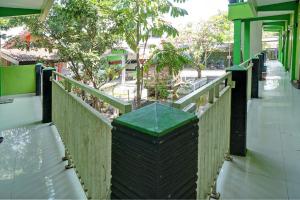 OYO Life 92919 Kost Wijaya Kusuma Lake Syariah