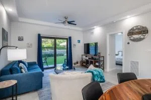 West Bay Oasis 2BR Condo with Pool - West Bay