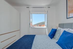 Apartments with parking space Trogir - 23860