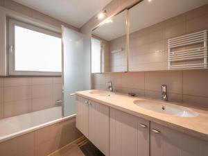 Spacious Corner Apartment with Sea View