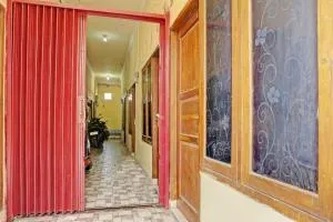 OYO Life 92936 Kost Teteh Erni Karawang - Cinangka