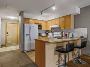 Creekside Downtown 2 Bedroom Condo managed by Little Sister Getaways