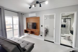 Apto com lazer completo, piscina, ar, mercadinho e pet friendly a 1 min da praia