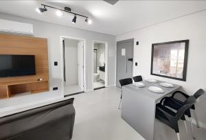 Apto com lazer completo, piscina, ar, mercadinho e pet friendly a 1 min da praia