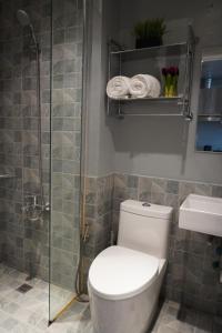 Cozy Urban Condo in Grand Residences with Balcony