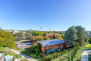 Stylish Urban Apartment Close to Manuka - Hosted by Canstay