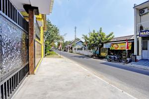 OYO Life 92920 Rumah Kost Azca