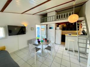 Maison T3 à 800 m de la plage avec piscine chauffée, tennis, Wi-Fi, patio clos et parking privatif - FR-1-231-300