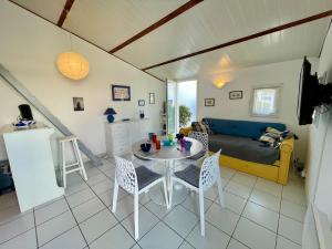 Maison T3 à 800 m de la plage avec piscine chauffée, tennis, Wi-Fi, patio clos et parking privatif - FR-1-231-300