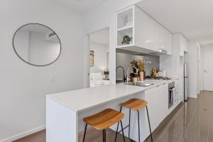 Central South Bank Apt with City Views, Study & Park