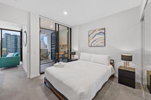 Central South Bank Apt with City Views, Study & Park