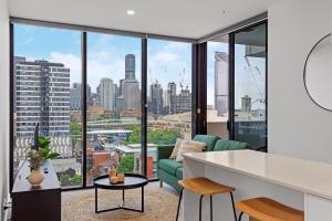 Central South Bank Apt with City Views, Study & Park