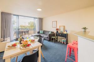 The Landmark 108, 61B Dowling St - air con, linen, pool, lift, views