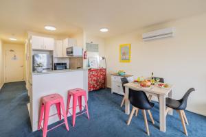 The Landmark 108, 61B Dowling St - air con, linen, pool, lift, views