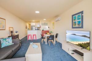 The Landmark 108, 61B Dowling St - air con, linen, pool, lift, views