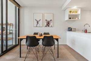 Top Floor with Gorgeous Views, King Bed, Pool & Gym