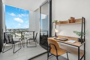 Top Floor with Gorgeous Views, King Bed, Pool & Gym