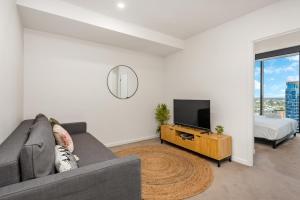 Top Floor with Gorgeous Views, King Bed, Pool & Gym