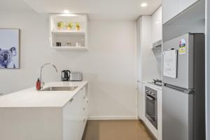 Top Floor with Gorgeous Views, King Bed, Pool & Gym