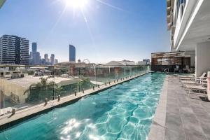 Top Floor with Gorgeous Views, King Bed, Pool & Gym