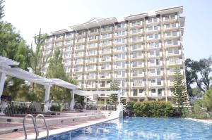 3-Bedroom Condo with Free Pool Access near Abreeza Mall