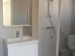 Maison Recente - 3 Chambres, Proche Plage et Centre, Calme et Confort, Jardin Terrasse - FR-1-476-224