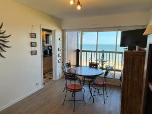 Studio en bord de mer avec balcon et vue imprenable, accès direct plage - FR-1-487-317