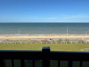 Studio en bord de mer avec balcon et vue imprenable, accès direct plage - FR-1-487-317