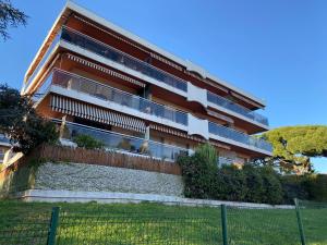 Appartement lumineux et climatisé, face au parc privé et à 10 mins de la plage