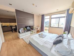 Executive Suite 1BR and Sofa Bed 150m to Nana BTS